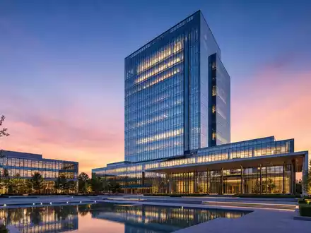 Architektur-Render eines gläsernen Firmensitzes visualisiert Aegon N.V., ISIN NL0000303709, als modernen Versicherungs- und Vermögensverwalter - Foto: THN