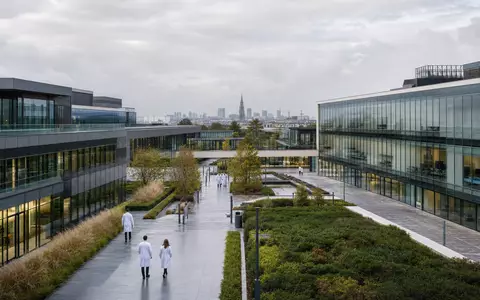 UCB S.A. mit ISIN BE0003739530 zeigt modernen Forschungscampus in Brüssel mit Laborpersonal in Glasgebäuden - Foto: THN