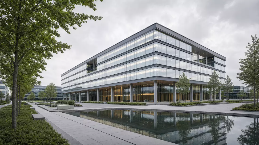 Architekturvisualisierung eines modernen Glas- und Stahl-Bürogebäudes mit Wasserbecken und Grünflächen