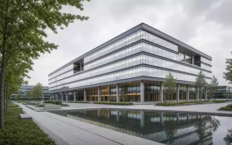 Randstad N.V. (NL0000379121) präsentiert ein Architektur-Render eines modernen Glas-Bürogebäudes im niederländischen Businesspark bei Diemen - Foto: THN