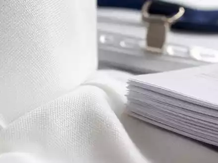 Randstad N.V. (NL0000379121) veranschaulicht per Makroaufnahme die Textur von Bewerbungsunterlagen und Businesskleidung - Foto: THN