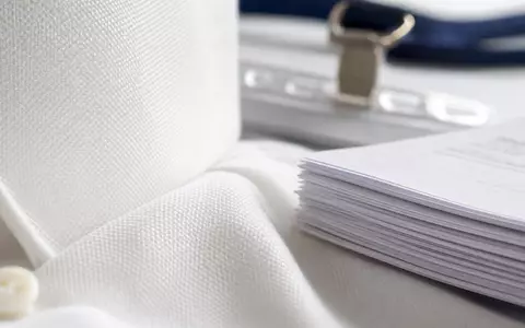 Randstad N.V. (NL0000379121) veranschaulicht per Makroaufnahme die Textur von Bewerbungsunterlagen und Businesskleidung - Foto: THN