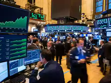 Darden Restaurants US2371941053 Börsen Editorial: NYSE Handelsparkett mit DRI Kursanzeige und Restaurantsektor Charts - Foto: THN