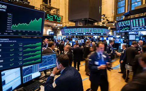 Darden Restaurants US2371941053 Börsen Editorial: NYSE Handelsparkett mit DRI Kursanzeige und Restaurantsektor Charts - Foto: THN