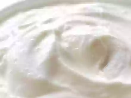 Extreme Makroaufnahme einer cremigen Joghurtoberfläche symbolisiert das Kernprodukt von Danone S.A. FR0000120644 - Foto: THN