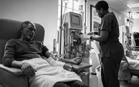 Dokumentarische Schwarzweiß-Aufnahme eines Dialysepatienten der DaVita Inc. mit Pflegekraft beim Behandeln, ISIN US23918K1088 - Foto: THN