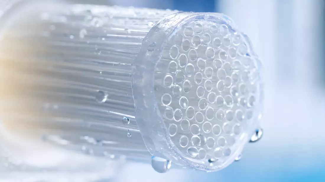 Extreme Nahaufnahme einer transparenten Hohlfasermembran eines Dialysefilters mit Wassertropfen