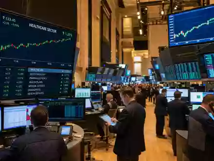 NYSE-Handelsparkett mit Healthcare-Sektorcharts, DVA-Ticker und aktiven Händlern im Börsen-Editorial zu DaVita Inc. US23918K1088 - Foto: THN