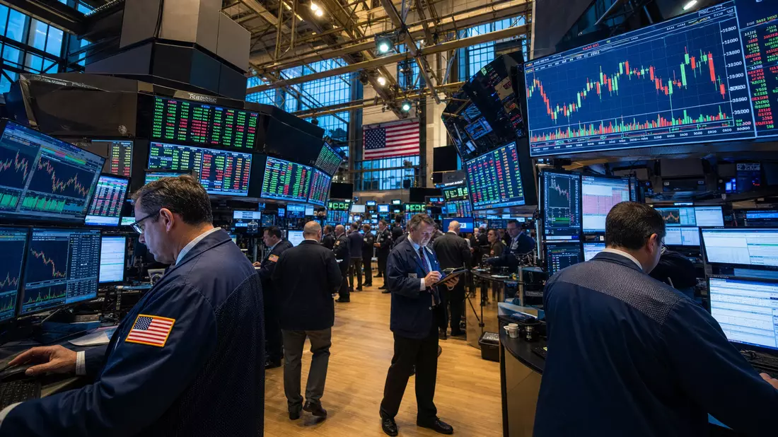 NYSE Börsensaal mit Händlern Bildschirmen DECK S&P500-Kursanzeigen
