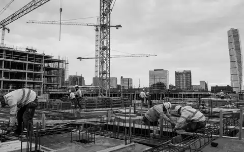 Wihlborgs Fastigheter AB (SE0011205196) entwickelt Gewerbeimmobilien in Malmö, dokumentiert durch diese Schwarzweiß-Baustellenaufnahme - Foto: THN