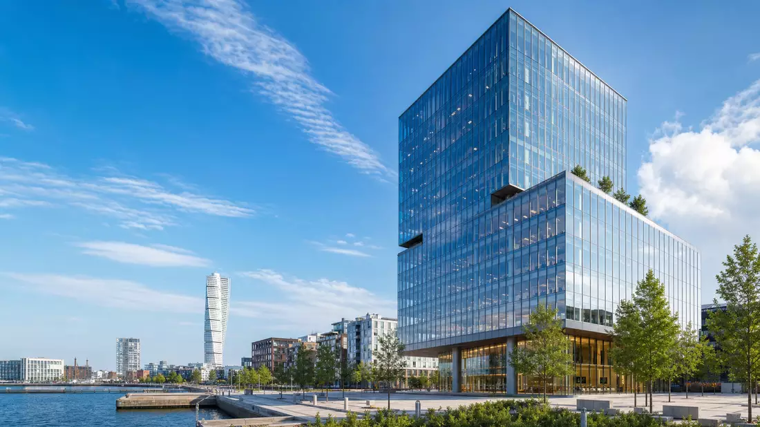 Architektonisches Render eines modernen Glashochhauses am Wasser in Malmö