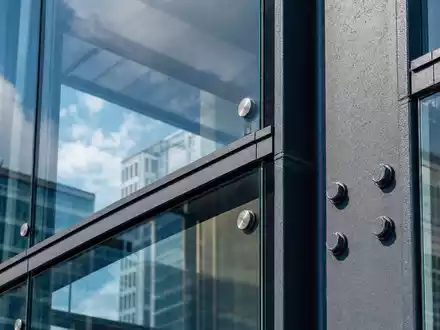 Wihlborgs Fastigheter AB (SE0011205196) setzt auf hochwertige Baumaterialien, sichtbar in dieser Makroaufnahme von Glas - Foto: THN