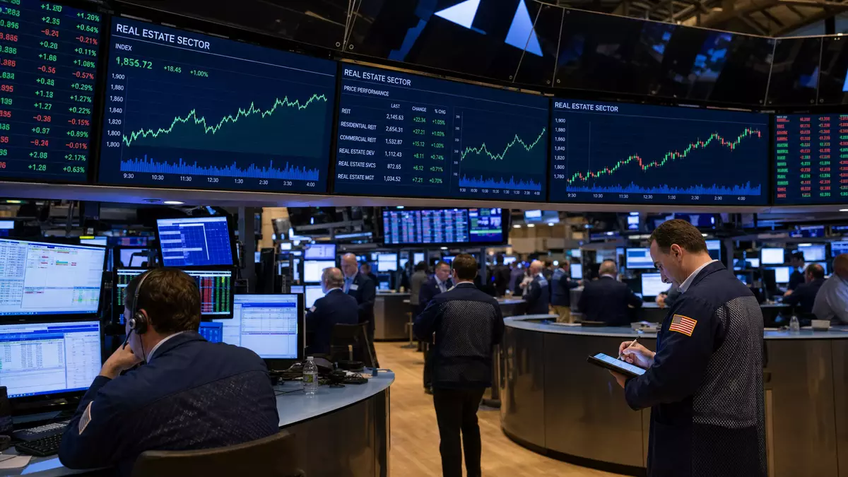 Börsenhändler an Bildschirmen mit Real-Estate-Sektor-Charts auf einem Trading-Floor