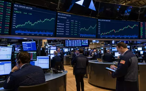 Wihlborgs Fastigheter AB (SE0011205196) notiert an Nasdaq Stockholm, symbolisiert durch diese Börsenszene mit Immobilien-Charts - Foto: THN