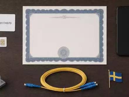 Millicom International Cellular SE0001174970 zeigt Flatlay mit Aktienzertifikat, ISIN-Karte und Telekommunikationsutensilien auf Holztisch - Foto: THN