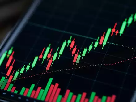 Nordnet AB (ISIN SE0015192067) steht sinnbildlich für diese scharfe Makroaufnahme eines Kerzenchart-Bildschirms - Foto: THN