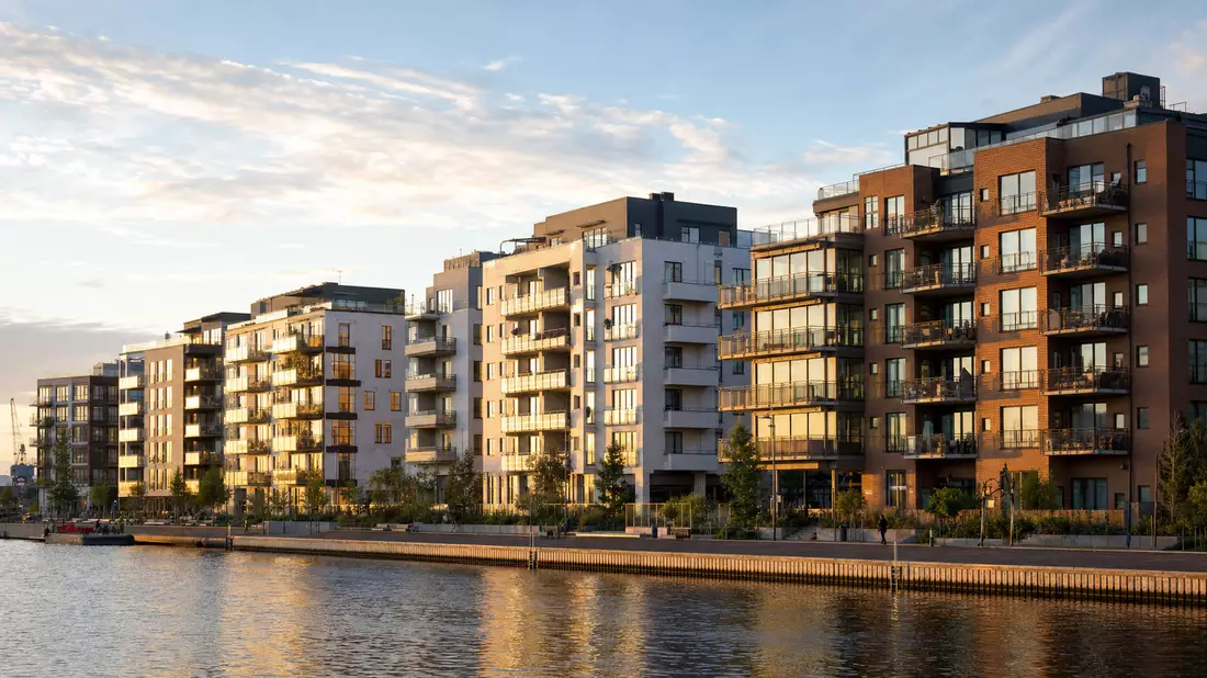 Moderne Wohnhäuser am Kanal in Göteborg im warmen Abendlicht mit vielen Balkonen