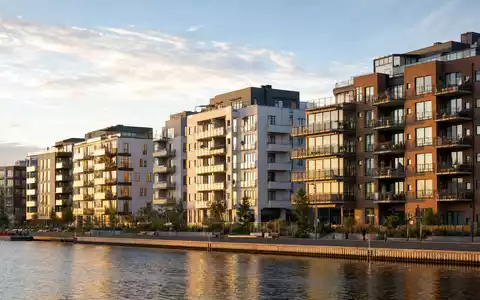 Wallenstam AB (ISIN SE0017780137) verwaltet moderne Wohnimmobilien am Wasser in Göteborg mit vielen Balkonen - Foto: THN