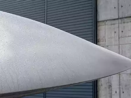 Wallenstam AB (ISIN SE0017780137) engagiert sich in Windkraft, hier als Makroaufnahme einer nassen RotorblattoberflÀche gezeigt - Foto: THN