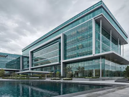 IQVIA Holdings Konzernzentrale US46266C1053 als moderner Architektur Render mit Glasfassade und spiegelndem Wasserbecken davor - Foto: THN