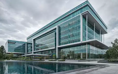 IQVIA Holdings Konzernzentrale US46266C1053 als moderner Architektur Render mit Glasfassade und spiegelndem Wasserbecken davor - Foto: THN