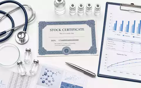 IQVIA Holdings Aktien Flatlay US46266C1053 zeigt Zertifikat Stethoskop Reagenzgläser und klinische Studiendaten auf weißem Untergrund - Foto: THN
