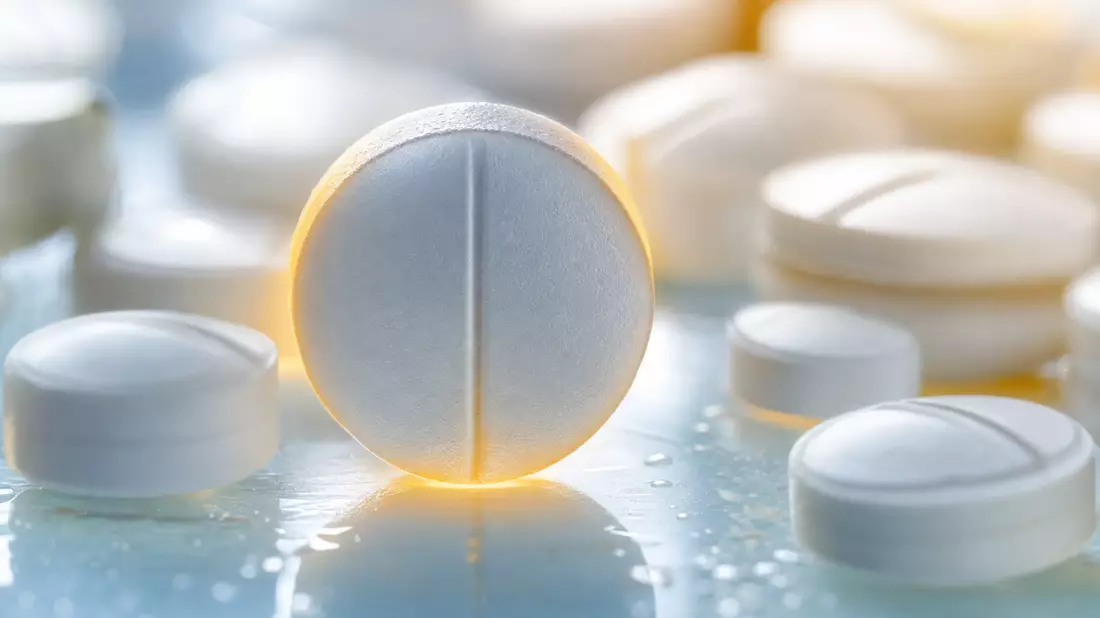 Extreme Makrofotografie von Pharmatablettten mit Tiefenschärfe und warmem Gegenlicht