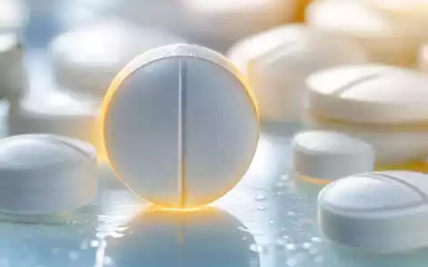 IQVIA Holdings Branchenprodukt US46266C1053 als extreme Makrofotografie weißer Pharmatabletten mit warmem Gegenlicht und Bokeh - Foto: THN