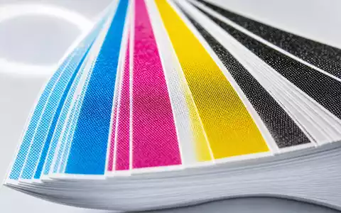 Interpublic Group US4606901001 Makro Aufnahme eines aufgefächerten CMYK Farbmusters aus der Druck Produktion - Foto: THN