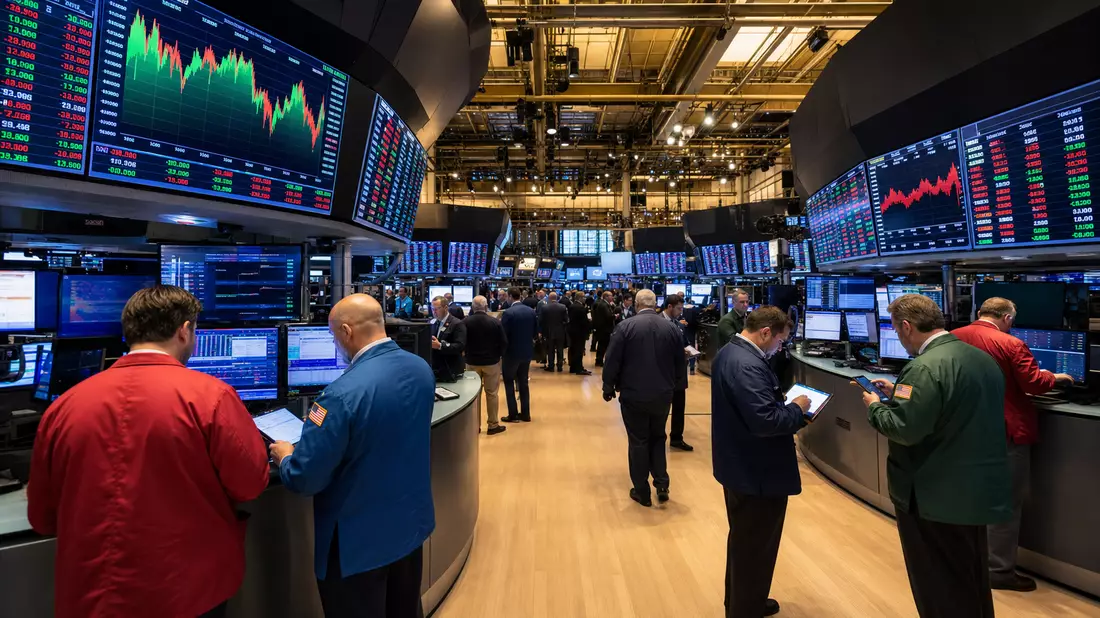Editorial-Foto des NYSE-Handelsparketts mit Tradern und Kurs-Displays für den Mediensektor
