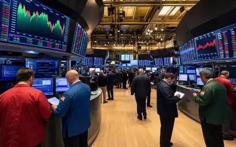Interpublic Group US4606901001 NYSE Handelsparkett mit Tradern in farbigen Jacken und Medien Sektor Kurs Displays - Foto: THN