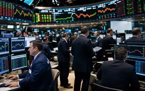 Intuit Inc. NASDAQ-Börsensaal mit aktiven Händlern an Terminals und digitalen Kursdiagrammen, ISIN US4612021039 - Foto: THN