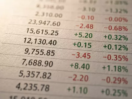 Invesco Ltd. Finanzdaten in extremer Makro-Nahaufnahme auf Papier, ISIN BMG491BT1088 Kursdaten sichtbar - Foto: THN