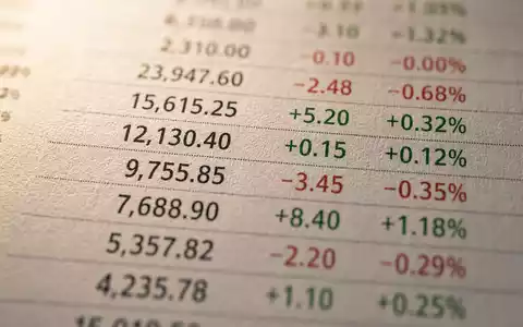 Invesco Ltd. Finanzdaten in extremer Makro-Nahaufnahme auf Papier, ISIN BMG491BT1088 Kursdaten sichtbar - Foto: THN