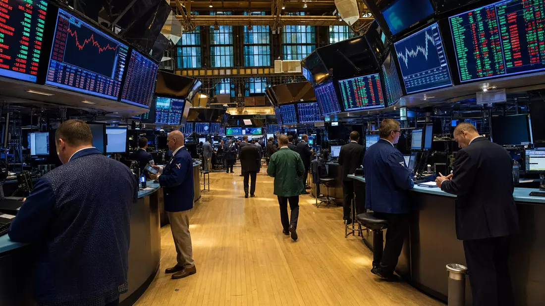 Editorial-Foto des NYSE-Handelsraums mit Händlern und Finanzbildschirmen für Invesco Ltd