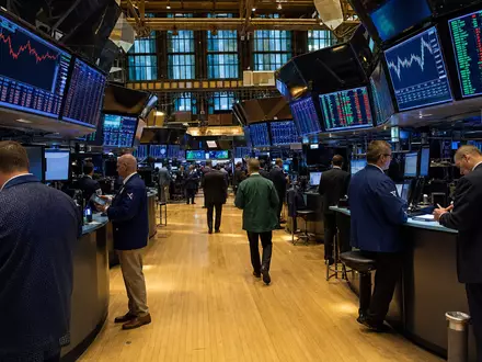 Invesco Ltd. NYSE-Handelsparkett mit Händlern und Kursbildschirmen im Editorial-Stil, ISIN BMG491BT1088 Finanzszene - Foto: THN