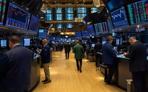 Invesco Ltd. NYSE-Handelsparkett mit Händlern und Kursbildschirmen im Editorial-Stil, ISIN BMG491BT1088 Finanzszene - Foto: THN