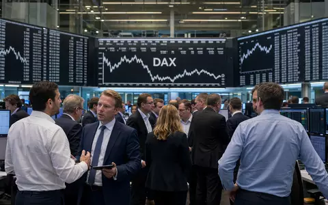 Porsche Automobil Holding DE000PAH0038 zeigt ein Börsen-Editorialfoto vom Frankfurter Handelssaal mit DAX-Kurstafeln - Foto: THN