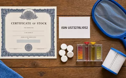 Pool Corporation US73278L1052 zeigt Flatlay-Arrangement mit Aktienzertifikat, ISIN-Karte, Poolkescher, Chlortabletten und Testkit-Utensilien - Foto: THN