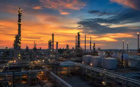 Phillips 66 (US7185461040) betreibt moderne Raffinerie-Anlagen mit Türmen und Tanks bei Sonnenuntergang heute - Foto: THN