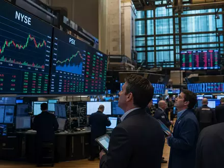 Phillips 66 (US7185461040) wird hier am NYSE-Handelsparkett mit Energie-Charts und PSX-Kürzel dargestellt - Foto: THN