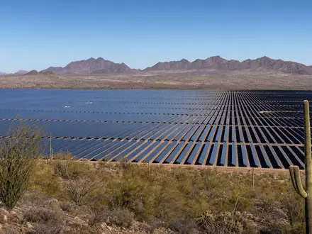 Pinnacle West Capital US7234841010 zeigt einen riesigen Solarpark in der Wüste Arizonas nahe Phoenix - Foto: THN