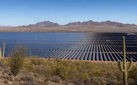 Pinnacle West Capital US7234841010 zeigt einen riesigen Solarpark in der Wüste Arizonas nahe Phoenix - Foto: THN