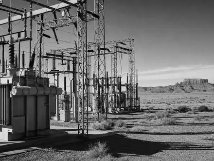 Pinnacle West Capital US7234841010 zeigt ein dokumentarisches Schwarzweißbild eines Umspannwerks in der weiten Wüste Arizonas - Foto: THN