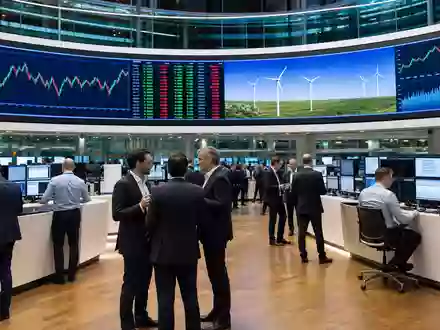 PNE AG (DE000A0JBPG2) Editorial-Szene der Frankfurter Börse mit Charts und Windturbinen-Motiven auf Bildschirmen - Foto: THN
