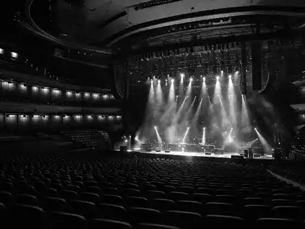 Universal Music Group N.V. (NL0015000L76) in dokumentarischer Schwarzweiß-Reportage-Fotografie mit Fokus auf Details der Arbeitsumgebung - Foto: THN