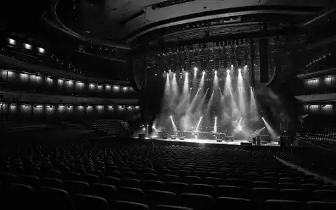 Universal Music Group N.V. (NL0015000L76) in dokumentarischer Schwarzweiß-Reportage-Fotografie mit Fokus auf Details der Arbeitsumgebung - Foto: THN