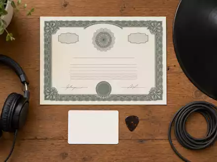 Universal Music Group N.V. (NL0015000L76) als Flatlay-Komposition mit Aktienzertifikat, ISIN-Karte und branchentypischen Objekten von oben - Foto: THN