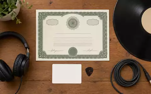 Universal Music Group N.V. (NL0015000L76) als Flatlay-Komposition mit Aktienzertifikat, ISIN-Karte und branchentypischen Objekten von oben - Foto: THN