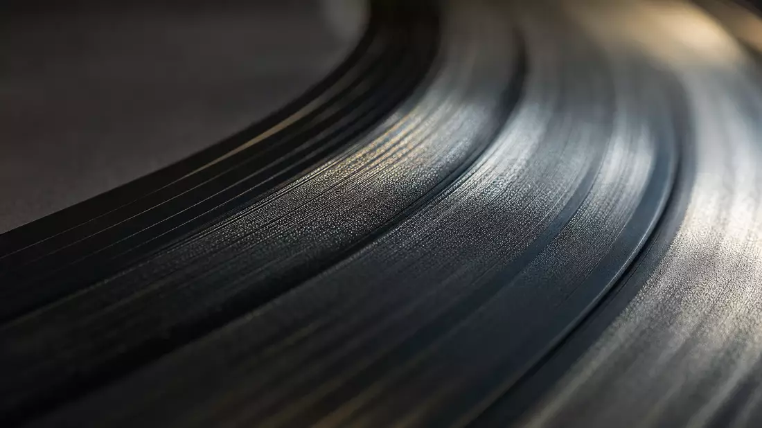 Universal Music Group N.V. (NL0015000L76) - Makro